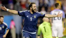 Gonzalo Higuaín festeja un gol con Argentina