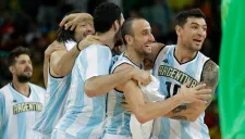 Los jugadores de Argentina festejan tras vencer a Brasil