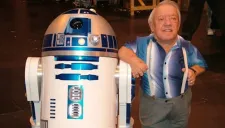 Kenny Baker junto a su personaje, R2D2