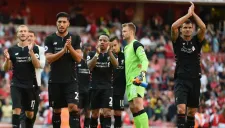 Jugadores de Liverpool fetejan su victoria contra el Arsenal en el Emirates Stadium