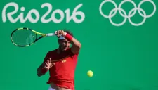 Rafael Nadal golpea con su raqueta la pelota en el duelo contra Nishikori