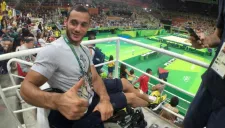 Samir Ait Said saluda a la cámra luego de ser operado