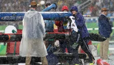 Atleta se retira de la pista debido a fuerte lluvia