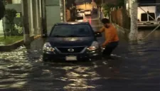 Automovilista afectado por inundaciones en Tlalpan