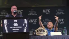Conor McGregor insulta con un gesto a su contrincante Nate Díaz