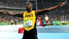Bolt festeja tras ganar la prueba