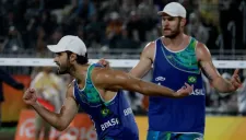 La dupla brasileña festeja tras anotar un punto