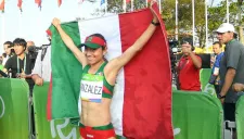 Lupita González posa con la bandera de México