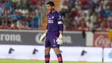 Jesús Corona da indicaciones en juego de Cruz Azul