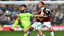 Burnley y Liverpool pelean un balón durante el partido