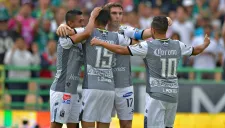 Jugadores de León celebran gol frente a Gallos