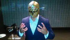 Máscara Dorada hace una pose para la lente