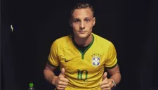 El alemán Robert Bauer pide disculpas vistiendo una playera de Brasil