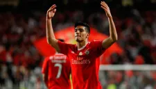 Raúl Jiménez festeja con la tribuna