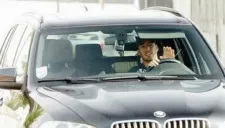 Luis Suárez saliendo en su camioneta de un entrenamiento del Barcelona