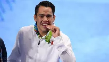Misael Rodríguez muerde su medalla de bronce que obtuvo en Río 2016