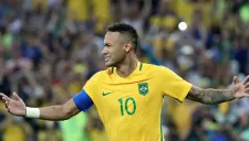 Neymar festeja tras ganar el Oro con Brasil en JO
