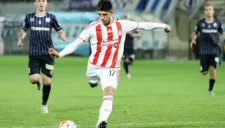 Alan Pulido disputa un partido con el Olympiacos