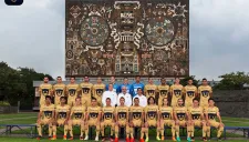 El equipo de Pumas, frente a la Biblioteca Central de la UNAM