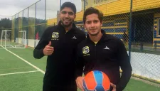 Steven Almeida e Iván Ochoa posan con balón e indumentaria de Everton