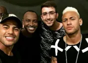 Neymar posa junto a varios amigos tras pintarse el cabello
