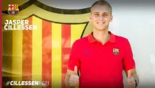 Jasper Cillessen posa con el escudo de su nuevo equipo