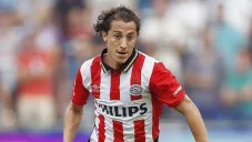 Andrés Guardado durante un partido del PSV