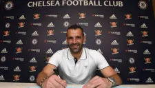 Eduardo Carvalho firmando su contrato con el Chelsea