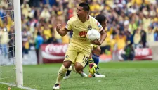 Osvaldo Martínez festeja un tanto en el Clásico Nacional