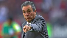 El Jefe Tomás Boy da una indicación durante el Atlas-Cruz Azul