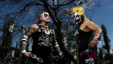 Pagano y Pycho Clown en la isla de las muñecas