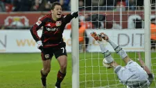 Chicharito festeja una anotación con el Leverkusen