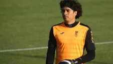 Guillermo Ochoa, en una práctica con el Granada