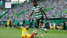 Miguel Layún se barre para quitarle el balón a Bryan Ruiz
