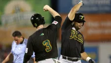Rubén Rivera, de Pericos, celebra durante el segundo juego frente a Leones