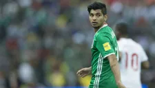 Tecatito Corona durante un partido con el Tri