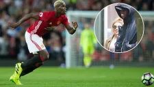 Pogba conduce el balón en un partido con el Man United