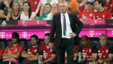 Carlo Ancelotti observa un duelo del Bayern en el banquillo
