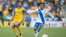 Hobbit Bermúdez conduce el balón en juego del Puebla