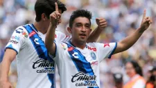Christian 'Hobbit' Bermúdez celebra un gol con la playera de Puebla