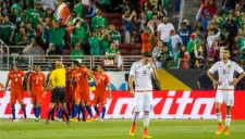 Héctor Herrera y Diego Reyes en lamento, durante partido México vs Chile