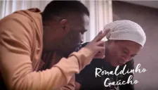 El jugador brasileño Ronaldinho Gaúcho junto al cantante Jhama