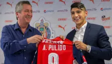 Jorge Vergara y Alan Pulido durante la presentación del jugador como refuerzo de Chivas
