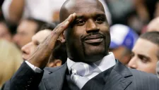 Shaquille O'Neal posando ante cámara