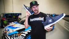 Ken Block posa con unos tenis