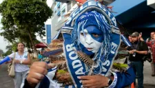 El Indio Cuscatleco posa con el puño cerrado