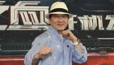 Jackie Chan posa en conferencia de prensa