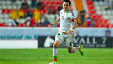 Cubo Torres conduce el esférico en un partido del Tri Sub 23