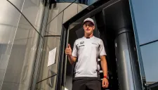 Stoffel Vandoorne levanta el dedo pulgar durante el GP de Italia