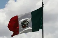 La bandera mexicana duró izada de cabeza una hora.